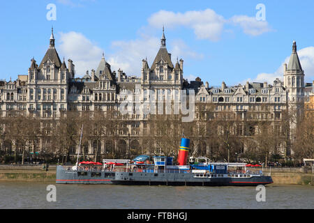 Il castello di Tattershall ormeggiate lungo il fiume Tamigi a Londra, Inghilterra. Foto Stock