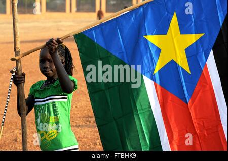 Una giovane ragazza Sudanese pende una bandiera di nuova indipendenza del Sud Sudan durante celebrazioni che segnano la nascita della nuova nazione Gennaio 30, 2011 a Juba nel sud Sudan. Foto Stock