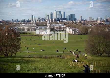 Canary Wharf e il Museo Marittimo Nazionale sono visti da Greenwich Park nel sud est di Londra, Regno Unito Foto Stock