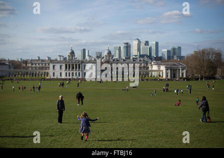 Canary Wharf e il Museo Marittimo Nazionale sono visti da Greenwich Park nel sud est di Londra, Regno Unito Foto Stock