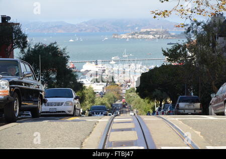 Una vista della baia di San Francisco, dall'angolo di boschi di castagni e Hyde strade di San Francisco, CA, guardando a nord Foto Stock