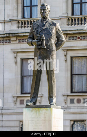 La statua di Earl Mountbatten è una statua di bronzo all'aperto dell'ammiraglio della flotta Louis Mountbatten, 1st Earl Mountbatten. Londra, Regno Unito Foto Stock