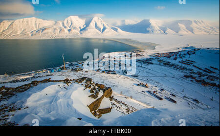 Inverno vista su Longyearbyen da Plateaufjellet, Spitsbergen Svalbard Foto Stock