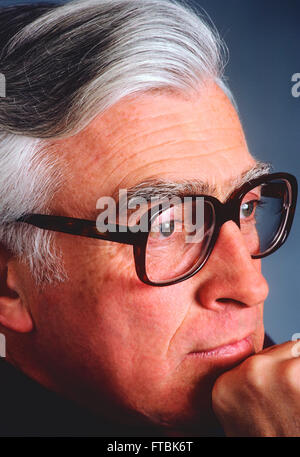 Studio Ritratto di gentiluomo distinti con occhiali e argento e i capelli grigi Foto Stock