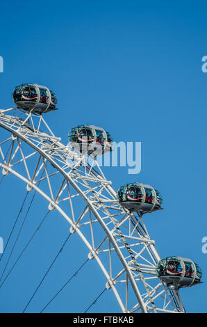 Il London Eye è una gigantesca ruota panoramica sulla riva sud del fiume Tamigi a Londra. Noto anche come il Millennium Wheel Foto Stock