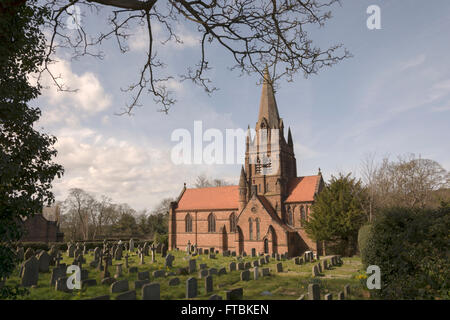 San Bartolomeo la chiesa si trova nel villaggio di Thurstaston, Wirral, Merseyside England. È attiva una parrocchia anglicana chiesa Foto Stock