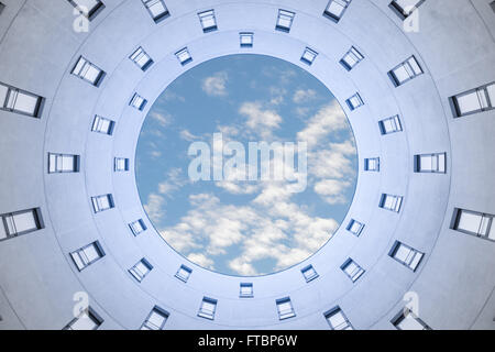 Insolito ufficio moderno hive edificio industriale architettura design con strane pov punto di vista dal basso verso l'alto Foto Stock
