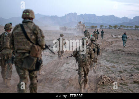 Stati Uniti Paracadutisti dell'esercito con l'ottantaduesima Airborne Division e la polizia afgana si muovono verso un composto per la ricerca di un sospetto di armi di cache in un inizio di mattina di raid 8 aprile 2012 nel sud della provincia di Ghazni, Afghanistan. Foto Stock