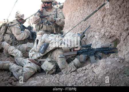 Stati Uniti Paracadutisti dell'esercito con l'ottantaduesima divisione aerotrasportata di fuoco di ritorno durante un firefight con i ribelli Giugno 15, 2012, nel sud della provincia di Ghazni, Afghanistan. Foto Stock