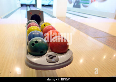 Colorate le palle da bowling nel ritorno a sfera Foto Stock