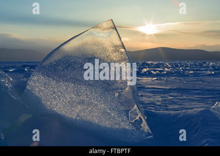 Sole sorge sopra il ghiaccio floes. Foto Stock