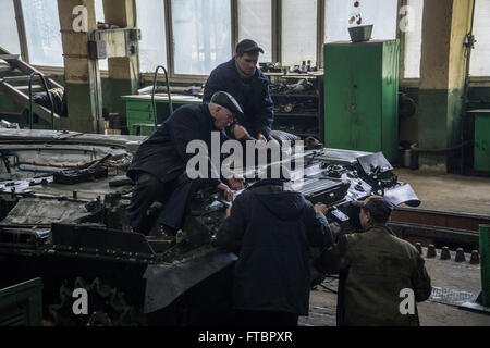 Serbatoio di opere di riparazione vengono effettuati a Lviv corazza impianto Foto Stock