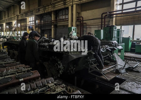 Serbatoio di opere di riparazione vengono effettuati a Lviv corazza impianto Foto Stock