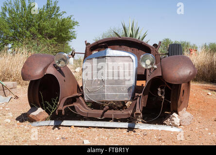 Auto abbandonate nel paesaggio del deserto di Namibia Foto Stock