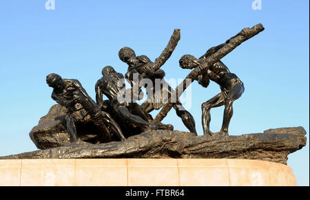 Il trionfo del lavoro, statua del lavoro presso la Marina Beach, Chennai, India. È un importante punto di riferimento di Chennai, nello stato del Tamil Nadu Foto Stock