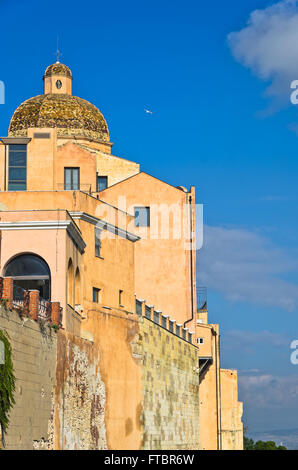 Vista delle mura della città e il Duomo di Santa Maria di Castello downtown area, Cagliari, Sardegna Foto Stock