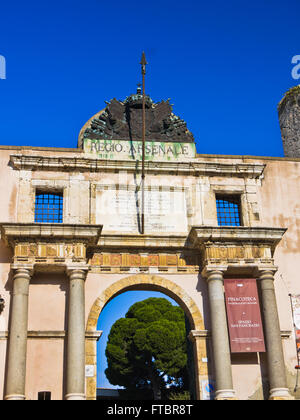 Regio Arsenale porta a piazza della città e ingresso al museo archeologico nel centro di Cagliari, Sardegna Foto Stock