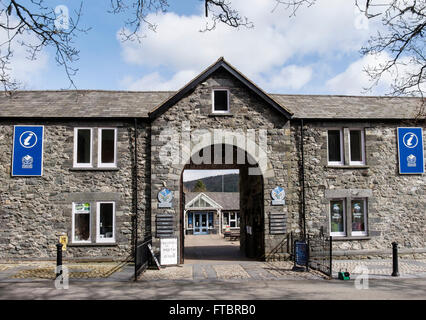 Informazioni turistiche nel Parco Nazionale di Snowdonia Information Center con negozi di artigianato in Royal Oak maneggio a Betws-y-Coed Conwy Wales Foto Stock