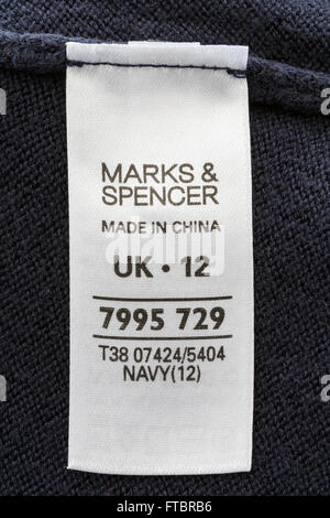 Marks & Spencer abbigliamento etichetta su un indumento realizzato in Cina. Inghilterra, Regno Unito, Gran Bretagna Foto Stock