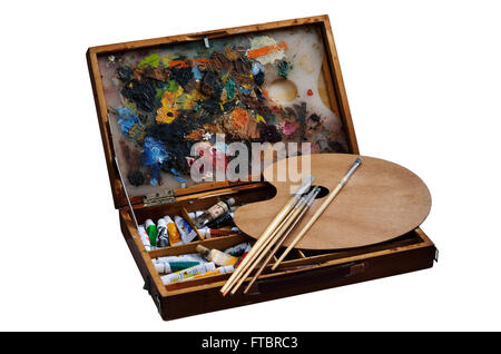 Scatola di legno con vernici, i pennelli e la tavolozza dei colori Foto Stock
