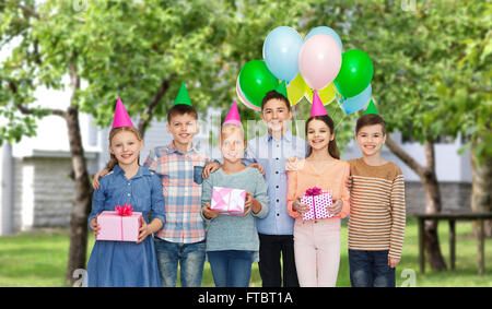Dei bambini felici con doni sulla festa di compleanno Foto Stock