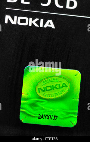 Olografica etichetta di sicurezza su un telefono cellulare Nokia batteria Foto Stock