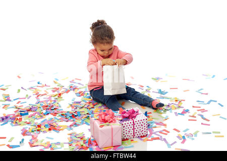 Piccolo felice bambina con regali di compleanno Foto Stock