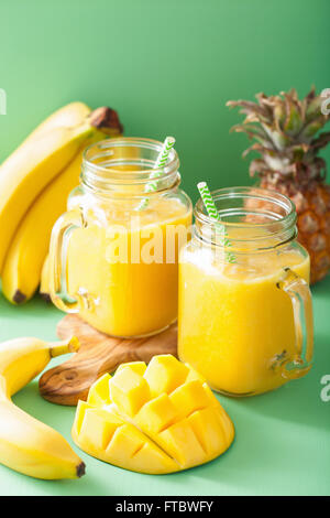 Mango sano frullato di ananas in vasetti di vetro Foto Stock