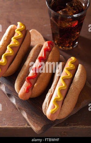 Grigliata di hot dog con senape ketchup e patatine fritte Foto Stock