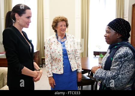 Regno Unito Ufficio Esteri ministro Baronessa Anelay, centro incontra con l'attrice e U.N Inviato Speciale Angelina Jolie Pitt e il dottor Nkosazana Dlamini Zuma, Presidente della Commissione dell'Unione Africana Giugno 26, 2015 a Londra. Foto Stock