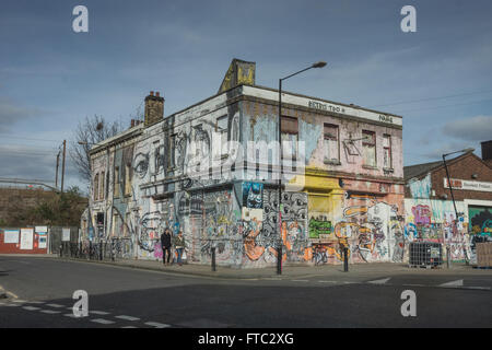 Hackney Wick edificio coperto di graffiti pub abbandonati Foto Stock