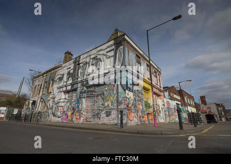 Hackney Wick edificio coperto di graffiti pub abbandonati Foto Stock