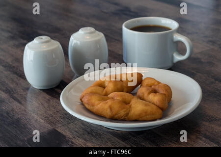 Il cibo in Islanda. Questa è una sfoglia con alcuni caffè. Il sale e il pepe sono solo per guarda. Foto Stock