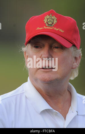 Doral, Fla, STATI UNITI D'AMERICA. Undicesimo Mar, 2012. Donald Trump dopo il round finale del Campionato Mondiale di Golf Cadillac Championship sul TPC Blue Monster Corso al Doral Golf Resort And Spa in data 11 marzo 2012 di Doral, Fla. ZUMA PREMERE/ Scott A. Miller. © Scott A. Miller/ZUMA filo/Alamy Live News Foto Stock