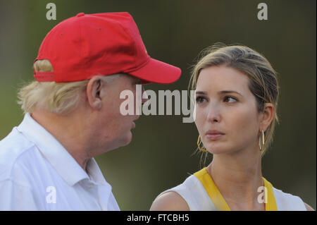 Doral, Fla, STATI UNITI D'AMERICA. Undicesimo Mar, 2012. Donald Trump con sua figlia, Ivanka Trump seguendo il round finale del Campionato Mondiale di Golf Cadillac Championship sul TPC Blue Monster Corso al Doral Golf Resort And Spa in data 11 marzo 2012 di Doral, Fla. ZUMA PREMERE/ Scott A. Miller. © Scott A. Miller/ZUMA filo/Alamy Live News Foto Stock