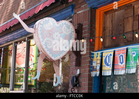 Seattle, Washington, Stati Uniti d'America. 26 marzo, 2016. Mama cucina messicana, amato istituzione locale per quattro decenni, chiuderà le sue porte il 31 marzo 2016. Aperto nel 1974, Seattle più antico ristorante messicano è noto per il suo stile kitsch Elvis ispirato decor e piastre di grandi dimensioni. La proprietà è stata venduta a una ditta di sviluppo, sarà demolito e sostituito da un edificio a otto piani di uso misto edificio. Credito: Paolo Gordon/Alamy Live News Foto Stock