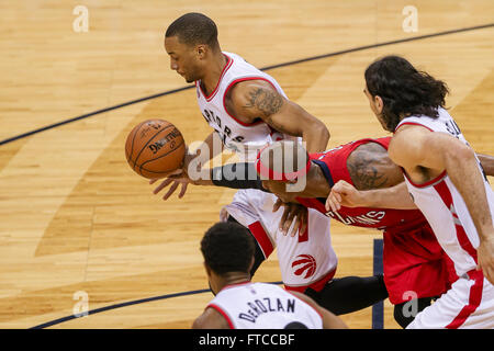 New Orleans, LA, Stati Uniti d'America. 26 Mar, 2016. New Orleans pellicani avanti Dante Cunningham (44) ha la palla spogliato da Toronto Raptors guard Norman Powell (24) durante un'NBA Basketball gioco tra Toronto Raptors e New Orleans pellicani al Smoothie King Center di New Orleans, LA. Stephen Lew/CSM/Alamy Live News Foto Stock