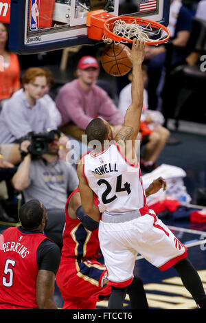 New Orleans, LA, Stati Uniti d'America. 26 Mar, 2016. Toronto Raptors guard Norman Powell (24) schiacciate la sfera durante un'NBA Basketball gioco tra Toronto Raptors e New Orleans pellicani al Smoothie King Center di New Orleans, LA. Stephen Lew/CSM/Alamy Live News Foto Stock