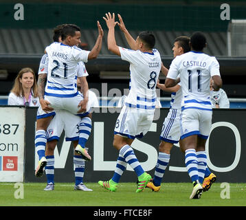 Washington, DC, Stati Uniti d'America. 26 Mar, 2016. 20160326 - FC Dallas centrocampista Michael BARRIOS (21) festeggia con i compagni di squadra dopo la sua seconda meta del match contro il C.C. Uniti nel primo semestre a RFK Stadium di Washington. © Chuck Myers/ZUMA filo/Alamy Live News Foto Stock