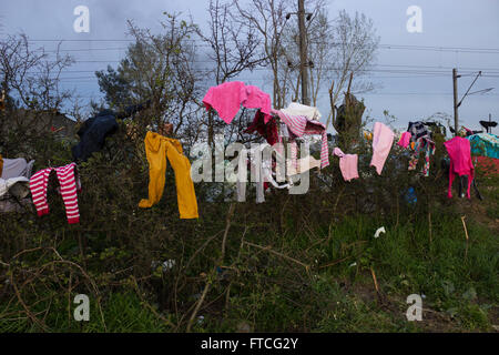 Idomeni, Grecia. 26 marzo, 2016. Dopo la chiusura delle frontiere Greek-Skopje, tenuta dei Balcani occidentali itinerario, seguita dall'annuncio da parte del governo greco, chiedendo ai rifugiati, a liberare il transito Ideomeni camp, un folto gruppo di profughi partì in altri campi in Grecia, mentre altri hanno deciso di rimanere e manifestare contro la rotta tenuta al Greek-Skopje i confini di stato, il 28 marzo il GR vice segretario chiamato rifugiati che trasportano oltre euro 250.000 per investire in Grecia!. Immagini da Paoenia comune, Kilkis, Macedonia centrale. Credito: Vassilis Triantafyllidis/Alamy Live News Foto Stock