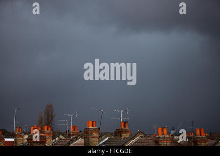 A nord di Londra, Regno Unito. Il 27 marzo, 2016. Storm Katie arriva a Londra. Heavy thunder rainclouds nel nord di Londra. Grandi chicchi di grandine cade Credito: Dinendra Haria/Alamy Live News Foto Stock