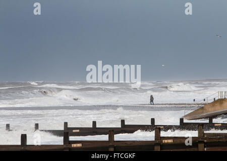 Tywyn, Wales, Regno Unito. Il 27 marzo, 2016. Regno Unito: Meteo tempeste pastella il lungomare di Tywyn, vicino a Aberdovey, la Domenica di Pasqua. Credito: Jon Freeman/Alamy Live News Foto Stock