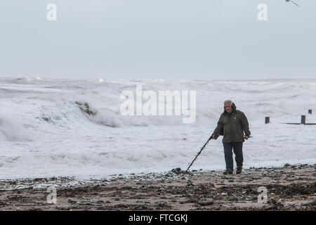 Tywyn, Wales, Regno Unito. Il 27 marzo, 2016. Regno Unito: Meteo tempeste pastella il lungomare di Tywyn, vicino a Aberdovey, la Domenica di Pasqua. Credito: Jon Freeman/Alamy Live News Foto Stock