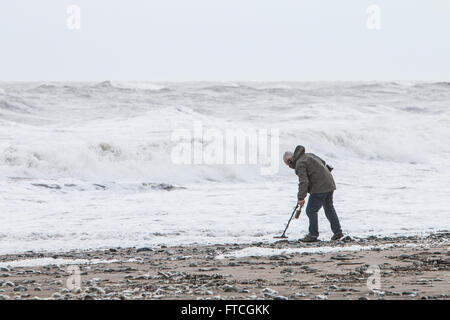 Tywyn, Wales, Regno Unito. Il 27 marzo, 2016. Regno Unito: Meteo tempeste pastella il lungomare di Tywyn, vicino a Aberdovey, la Domenica di Pasqua. Credito: Jon Freeman/Alamy Live News Foto Stock