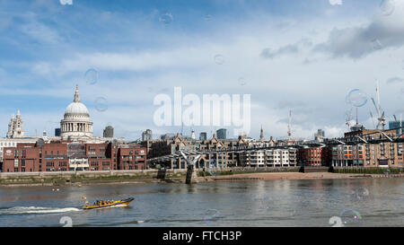 Londra, Regno Unito. Il 27 marzo 2016. Regno Unito: Meteo San Paolo è bagnata dal sole temporanea come storm Katie porta condizioni atmosferiche variabili per il centro di Londra nella Domenica di Pasqua. Credito: Stephen Chung/Alamy Live News Foto Stock