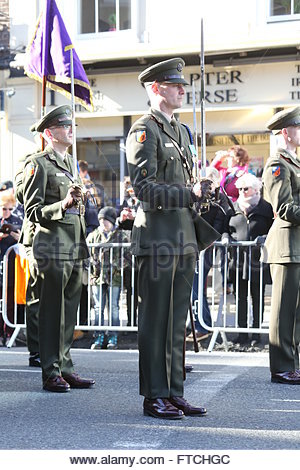 Dublino, Irlanda. Il 27 marzo, 2016. Il personale dell'esercito che partecipano al 1916 Pasqua sfilata di salita a Dublino oggi una grande folla è venuto al centro di Dublino per assistere allo spettacolo, tenuto in onore degli uomini e delle donne del 1916. Credito: reallifephotos/Alamy Live News Foto Stock