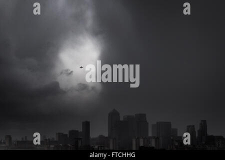 Londra, Regno Unito. Il 27 marzo, 2016. Meteo REGNO UNITO: dark rainy cieli di Canary Wharf business park edifici Credito: Guy Corbishley/Alamy Live News Foto Stock