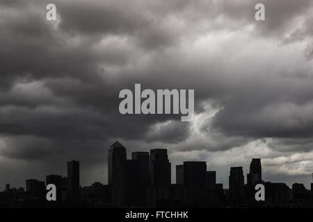 Londra, Regno Unito. Il 27 marzo, 2016. Meteo REGNO UNITO: dark rainy cieli di Canary Wharf business park edifici Credito: Guy Corbishley/Alamy Live News Foto Stock