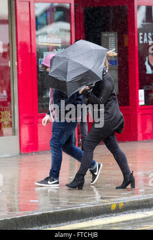 Putney Londra, Regno Unito. Il 27 marzo 2016. I pedoni a Putney High Street sono catturati in un basso pour portato dalla tempesta Katie sulla Pasqua Sunda Credito: amer ghazzal/Alamy Live News Foto Stock