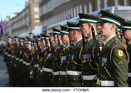 Dublino, Irlanda. Il 27 marzo, 2016. Membri della difesa irlandese le forze schierate a Saint Stephens Green a Dublino, Irlanda all'inizio della pasqua parata tenutasi in onore del 1916 Rising Credit: reallifephotos/Alamy Live News Foto Stock